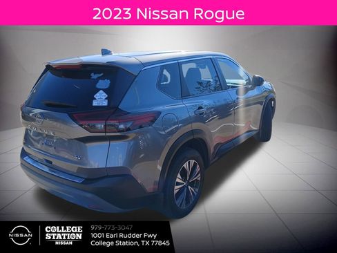 Used 2023 Nissan Rogue SV image 2