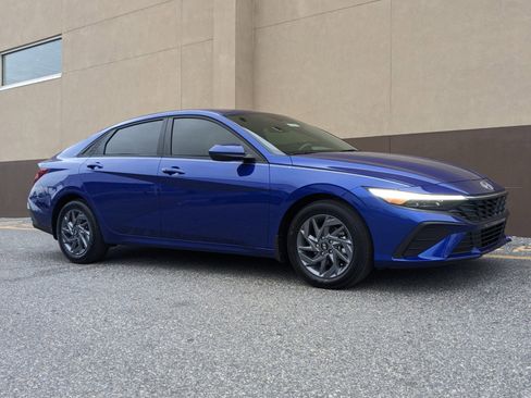 Certified 2025 Hyundai Elantra Sport image 2