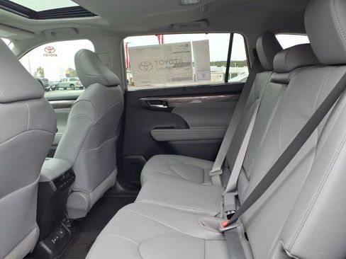 New 2026 Toyota Highlander Limited image 6