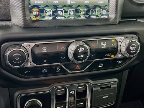 Used 2022 Jeep Wrangler Unlimited Sahara AWD/4WD image 24