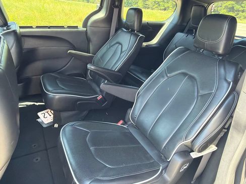 Used 2025 Chrysler Pacifica Limited FWD image 19