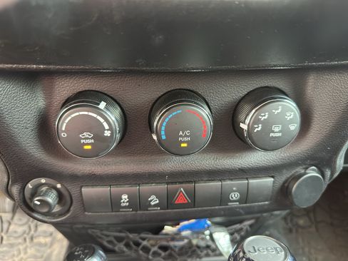 Used 2016 Jeep Wrangler Unlimited Sahara w/ Connectivity Group AWD/4WD image 21