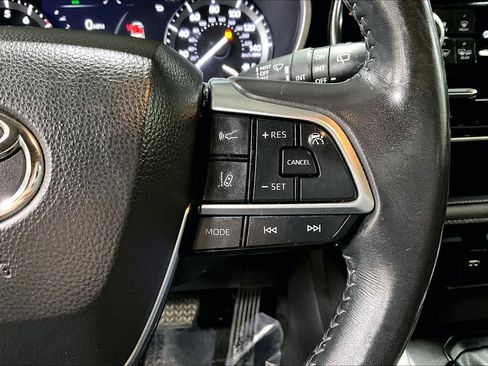 Used 2021 Toyota Highlander XLE image 25