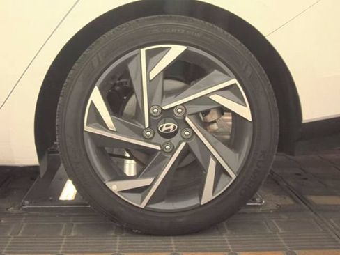 Used 2025 Hyundai Elantra Sport FWD image 8