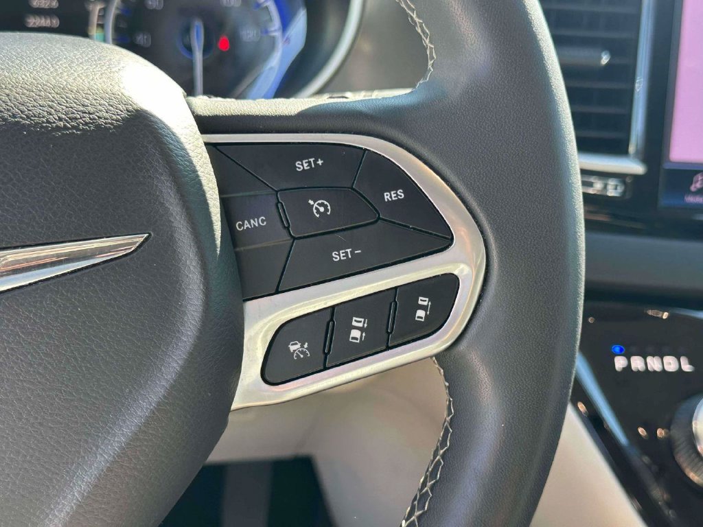 Used 2023 Chrysler Pacifica Touring-L FWD image 22