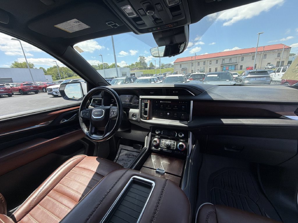 Used 2023 GMC Yukon XL Denali Ultimate AWD/4WD image 10