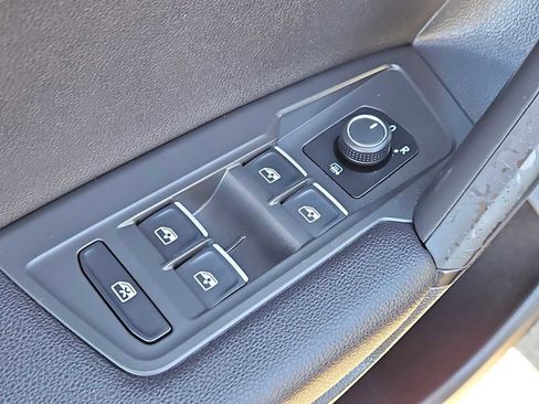 Used 2019 Volkswagen Tiguan SE w/ Panoramic Sunroof Package image 25