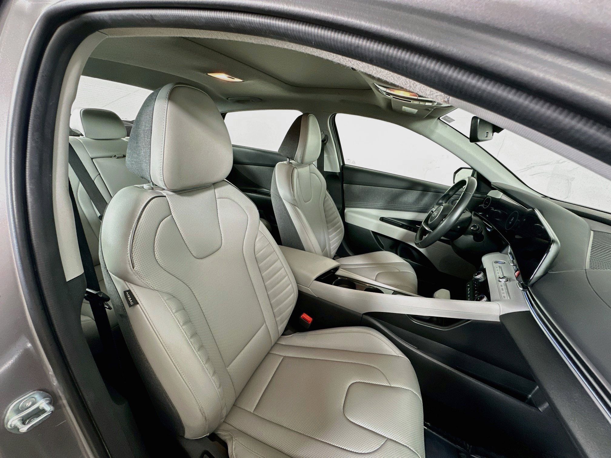 Certified 2025 Hyundai Elantra Limited FWD image 28