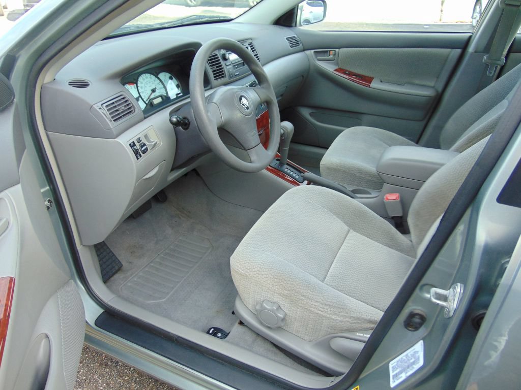 Used 2004 Toyota Corolla LE FWD image 2