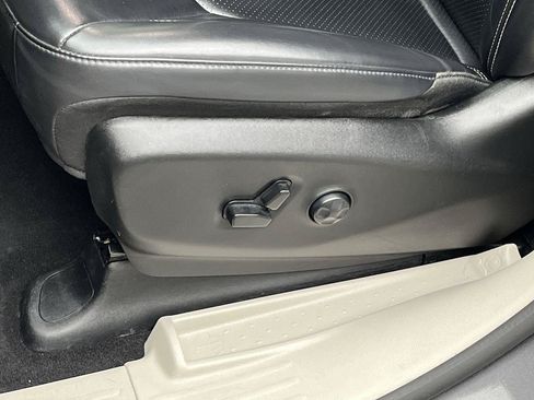 Used 2023 Chrysler Pacifica Touring-L FWD image 9