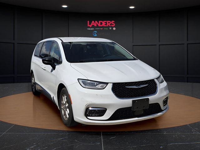 Used 2024 Chrysler Pacifica Touring-L FWD image 2