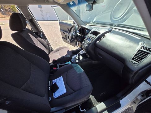 Used 2013 Kia Soul FWD image 34