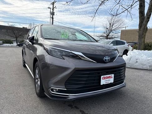 Used 2024 Toyota Sienna XLE image 7