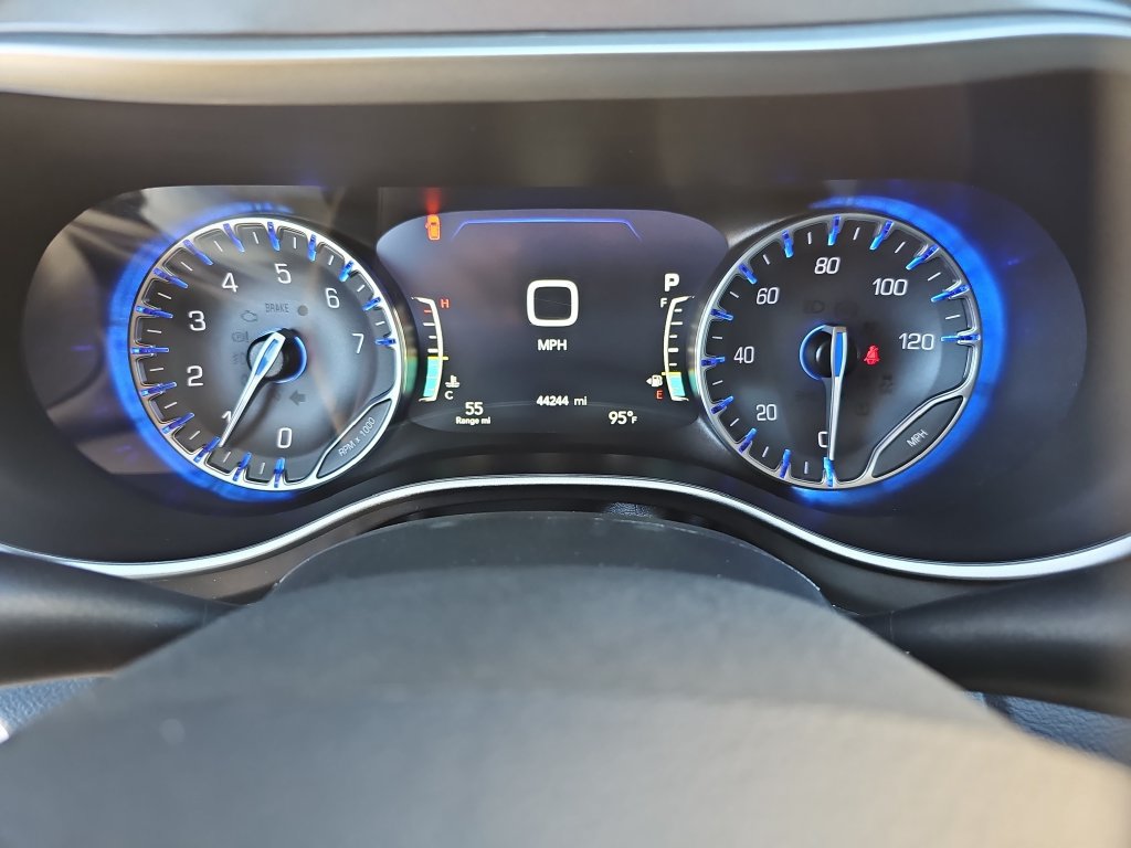 Used 2024 Chrysler Pacifica Touring-L FWD image 10