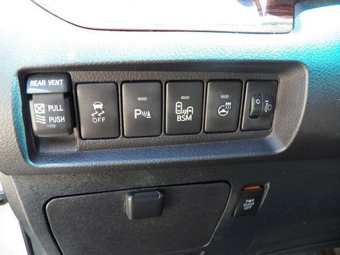 Used 2015 Toyota Sienna Limited Premium w/ Advanced Technology Package FWD image 31