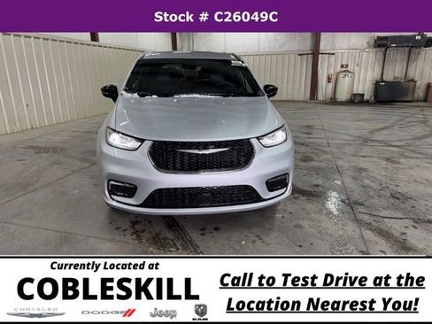 New 2026 Chrysler Pacifica Select AWD/4WD image 2