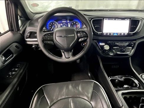 Used 2025 Chrysler Pacifica Limited FWD image 18