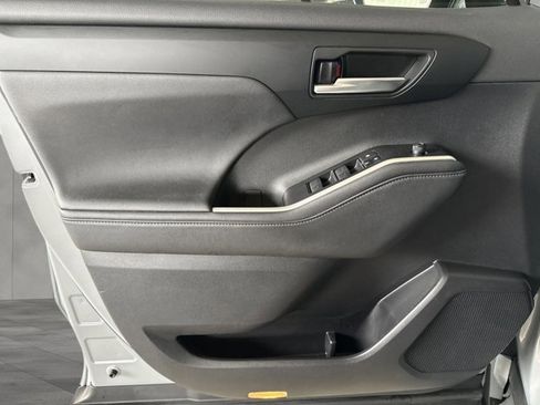 Used 2024 Toyota Highlander XLE image 9