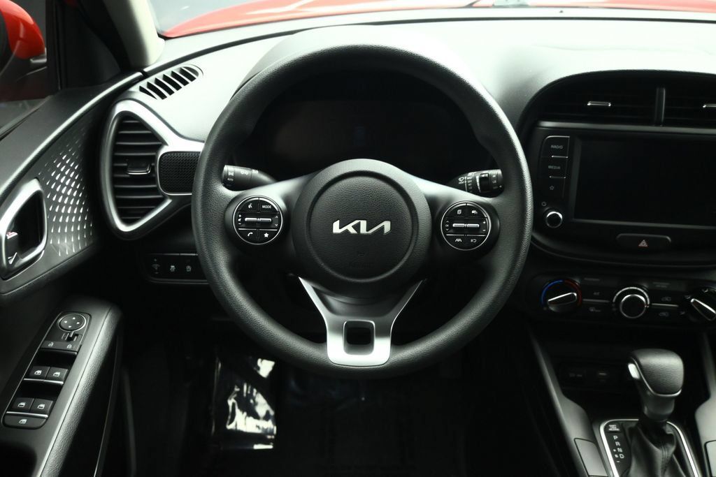 Used 2025 Kia Soul LX w/ LX Technology Package FWD image 34