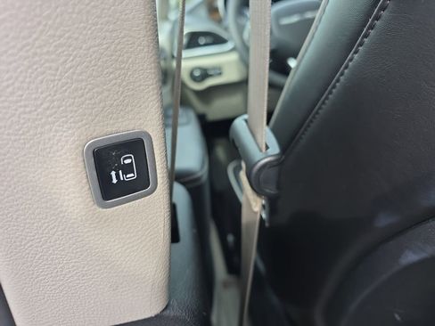 Used 2024 Chrysler Pacifica Limited FWD image 17