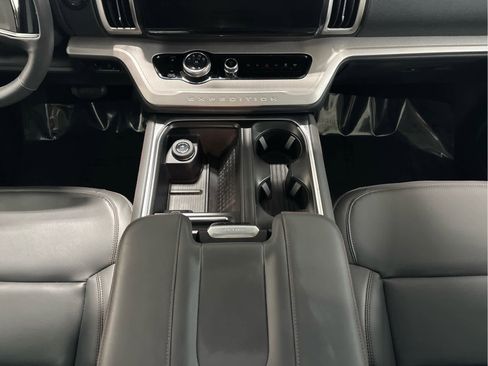 Used 2025 Ford Expedition Active RWD image 16