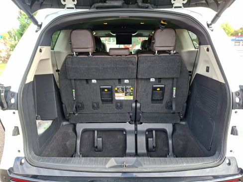 Certified 2023 Toyota Sienna Platinum image 32