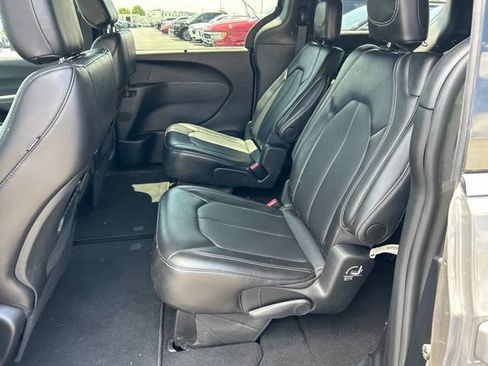 Used 2025 Chrysler Pacifica Select FWD image 9