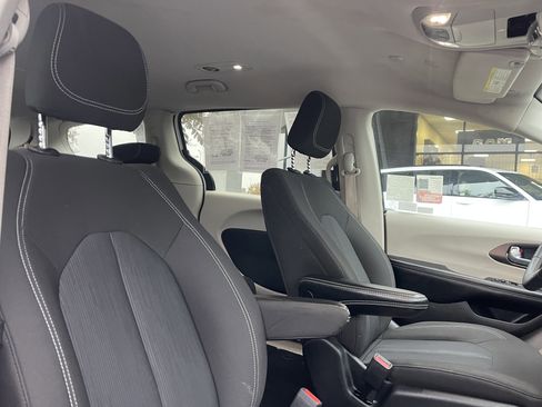 Used 2023 Chrysler Voyager LX image 19