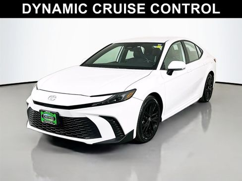 Used 2025 Toyota Camry SE image 4