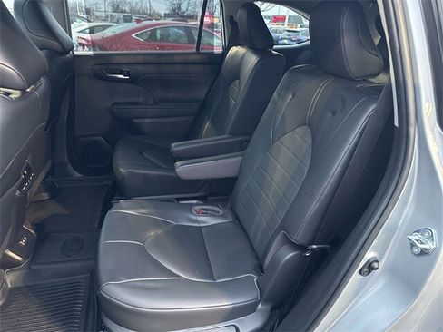 Used 2023 Toyota Highlander XLE image 19