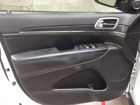 Used 2019 Jeep Grand Cherokee Limited image 24