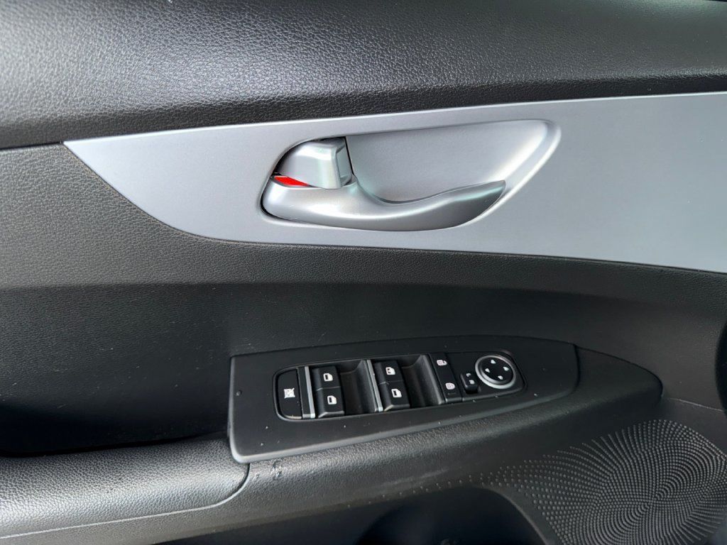 Used 2023 Kia Forte LXS w/ LXS Technology Package FWD image 11
