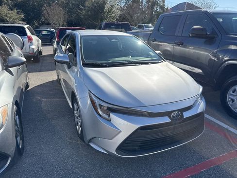 Used 2025 Toyota Corolla LE image 4