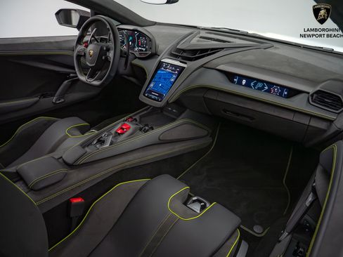 Used 2024 Lamborghini Revuelto image 28