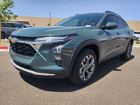 Used 2025 Chevrolet Trax LT w/ Driver Confidence Package FWD image 1