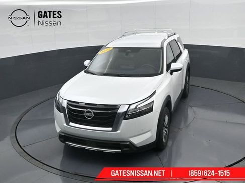 Used 2025 Nissan Pathfinder SL AWD/4WD image 50
