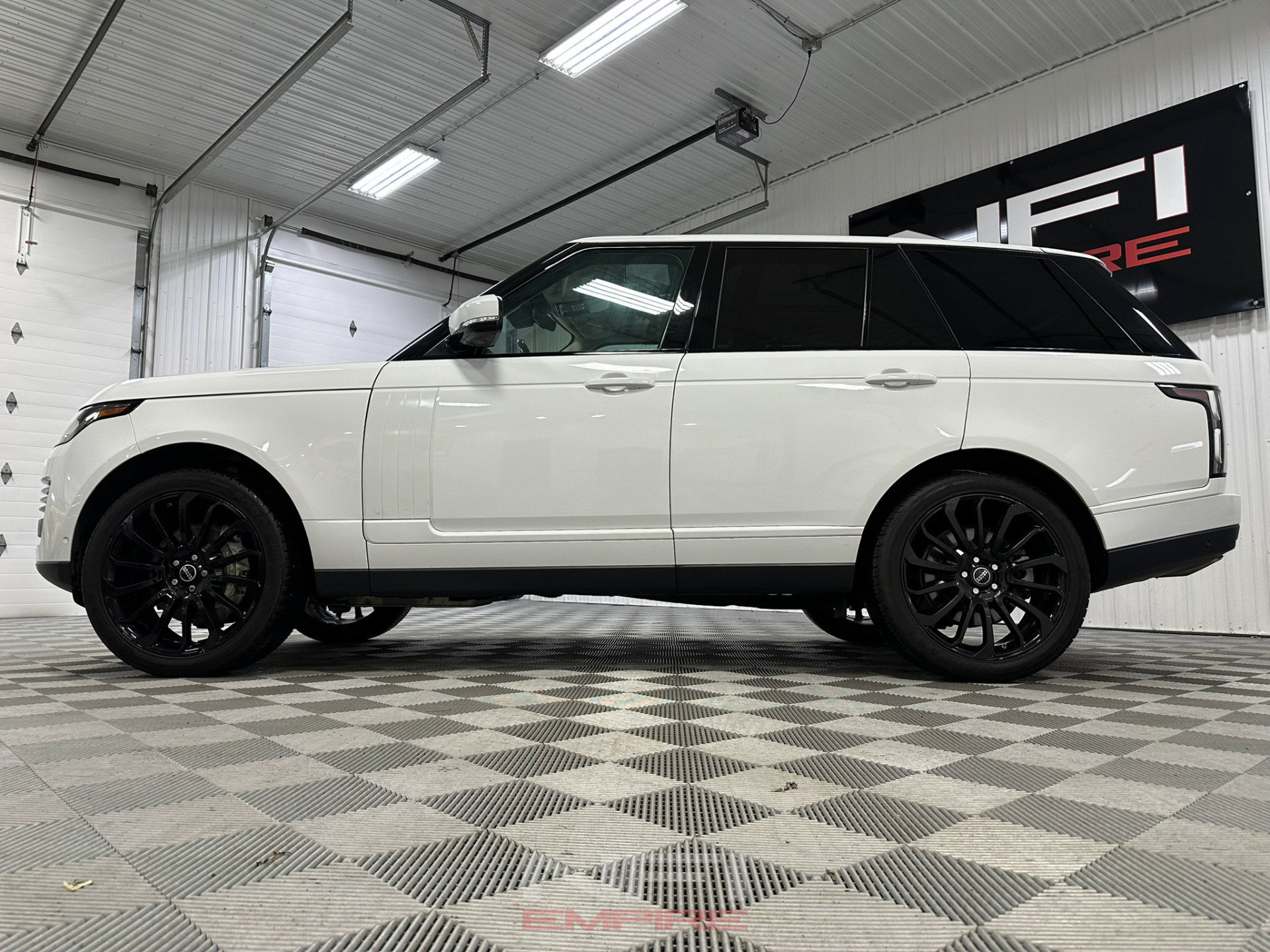 Used 2018 Land Rover Range Rover Supercharged AWD/4WD image 11