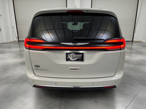 Used 2021 Chrysler Pacifica Touring-L FWD image 8