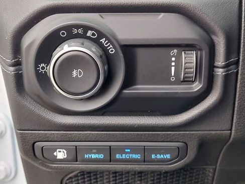 Used 2024 Jeep Wrangler Unlimited Sahara AWD/4WD image 25