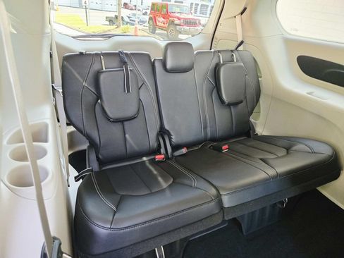 Used 2024 Chrysler Pacifica Touring-L w/ Road Tripper Package FWD image 15