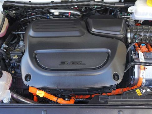 Used 2024 Chrysler Pacifica Limited FWD image 9