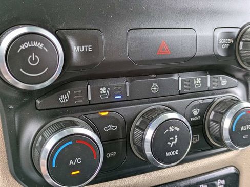 Used 2019 RAM 2500 Laramie w/ Black Appearance Package AWD/4WD image 22