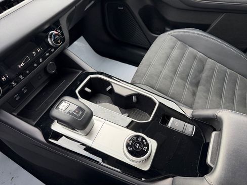 Used 2025 Mitsubishi Outlander SE image 24