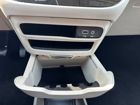 Used 2017 Chrysler Pacifica Touring w/ Tire & Wheel Group FWD image 17