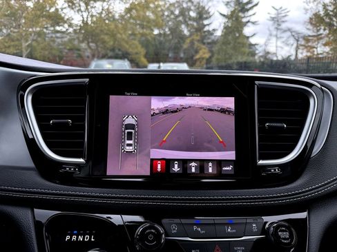 New 2026 Chrysler Pacifica Limited w/ Uconnect Theater Family Group image 20