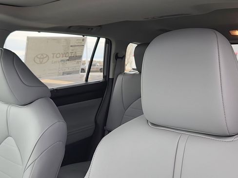 New 2026 Toyota Highlander XLE image 9