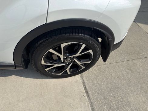 Used 2021 Toyota C-HR XLE FWD image 11