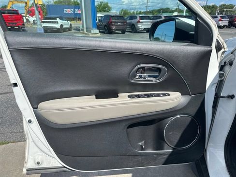 Used 2017 Honda HR-V EX image 10