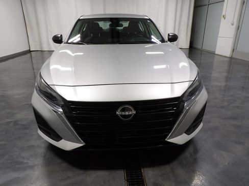 Used 2024 Nissan Altima 2.5 SV FWD image 3