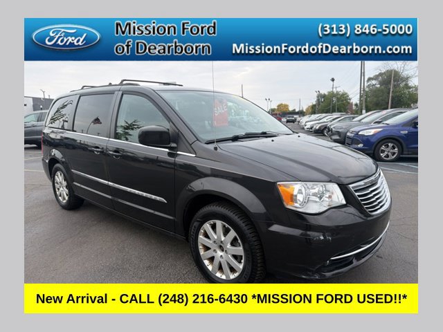 Used 2015 Chrysler Town & Country Touring FWD image 1